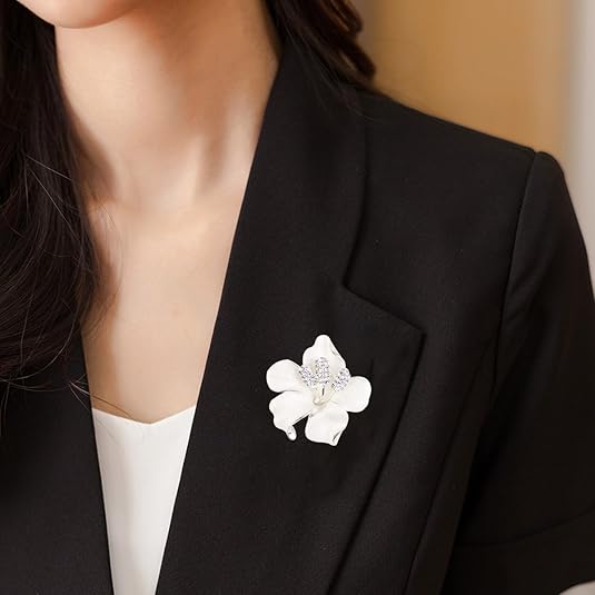 Elegant White Lily Flower Brooch – Enamel Petal Crystal Accent Pin for Women