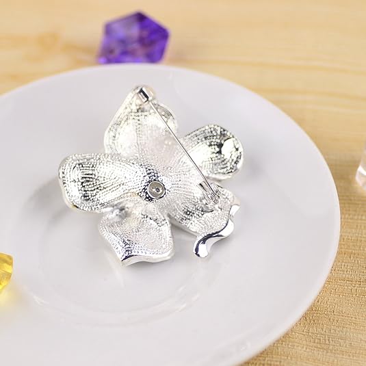 Elegant White Lily Flower Brooch – Enamel Petal Crystal Accent Pin for Women